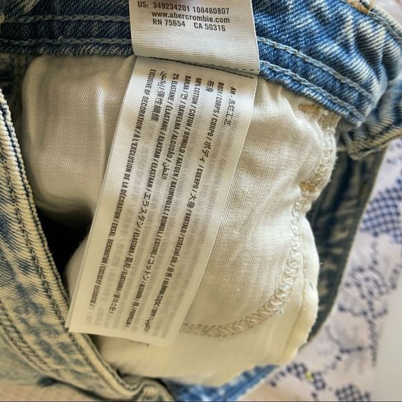 Hollister • Curvy Ultra High Rise Mom Shorts in Distressed Acid Wash - Picture 14 of 14